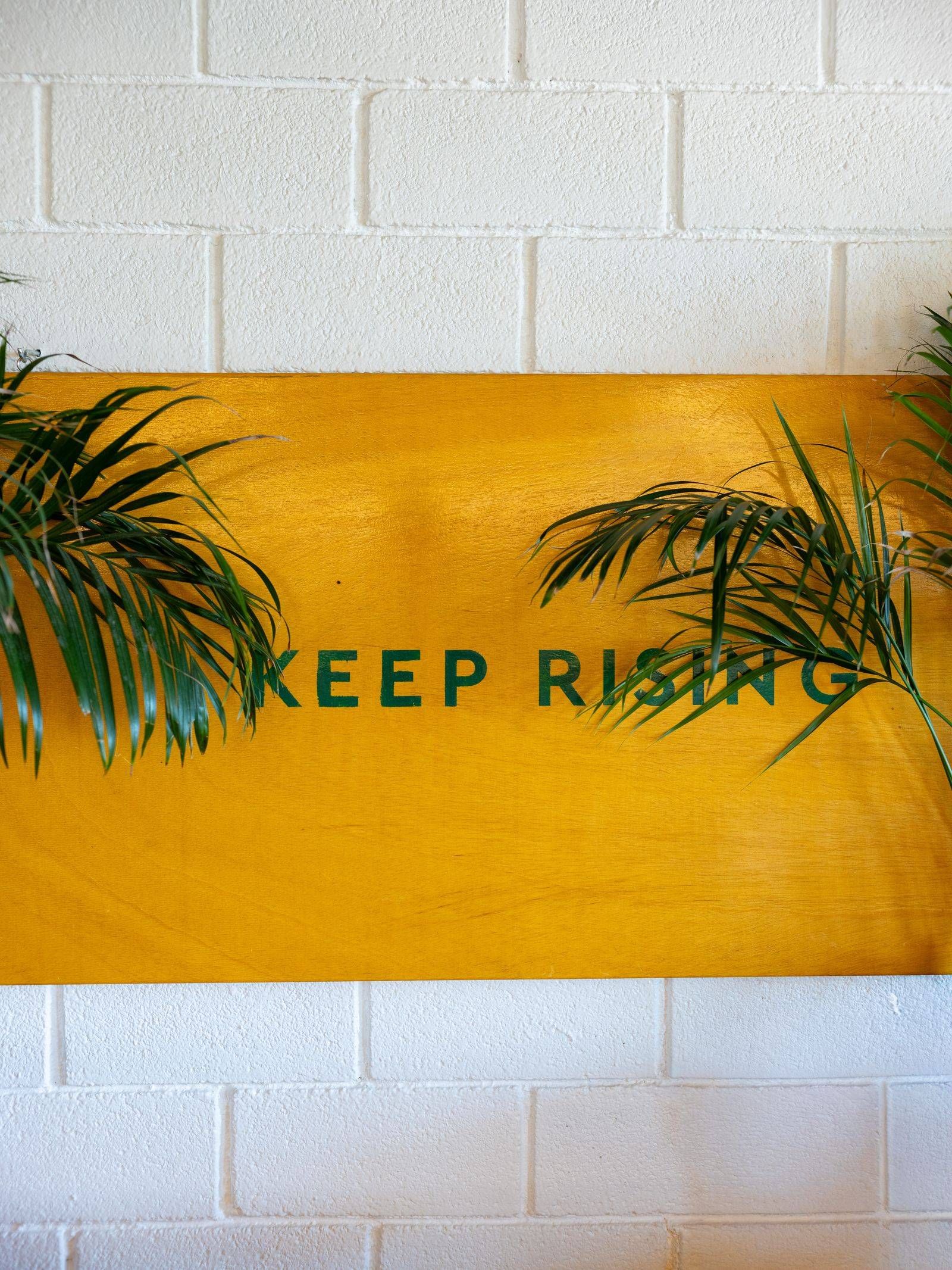 Ο εσωτερικός χώρος M.E.S.S. με πινακίδα #Keep Rising